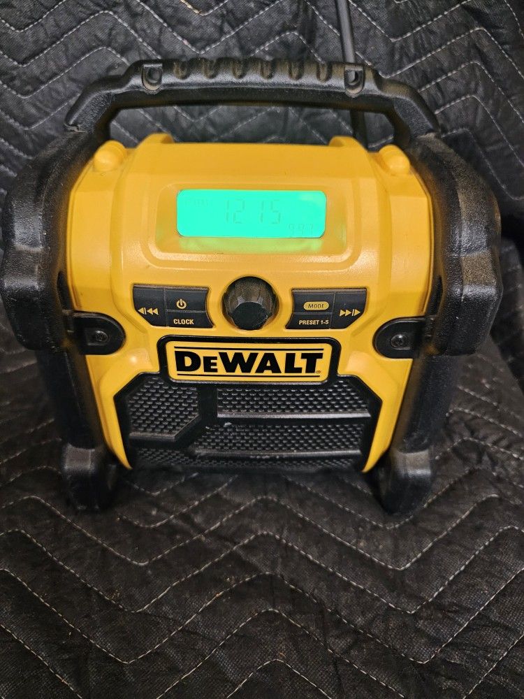 Dewalt Portable Worksite Radio  AM/FM ( BATTERY NOT INCLUDED)