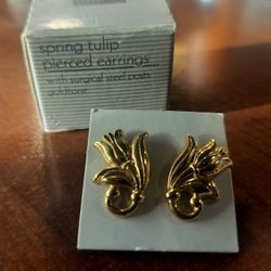 Vintage Avon “Spring Tulip” Gold Tone Earrings – Pierced, Original Box