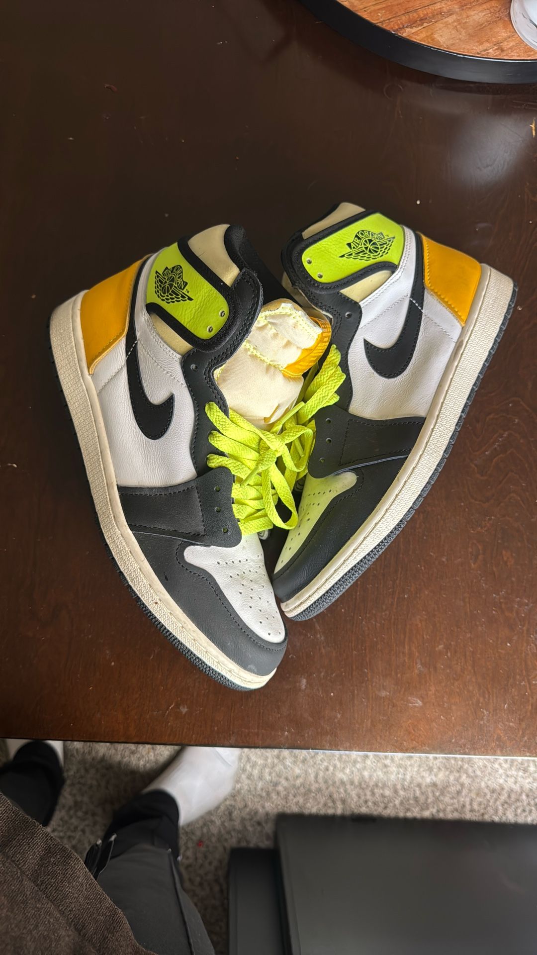 Air Jordan 1 “Neon” Size 10