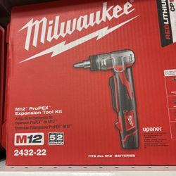 Milwaukee New Kit Pex Expander 12M , Battery And Charger 