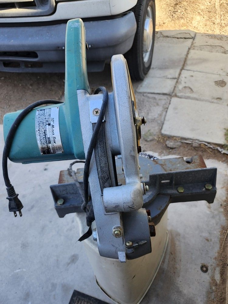 MAKITA 10' MITER SAW