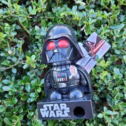 Disney Star Wars Darth Vader 4.75” Candy Dispenser NEW 

15 $