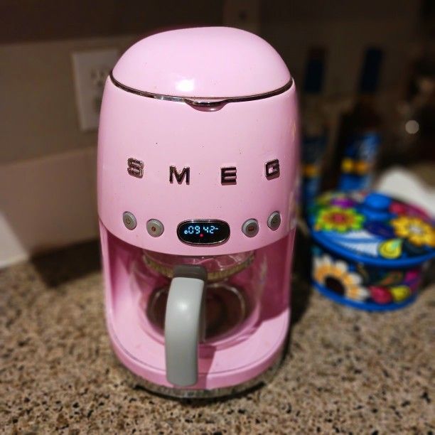 SMEG Coffee Brewer in Retro Pink