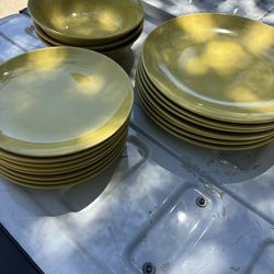 Used dinnerware set