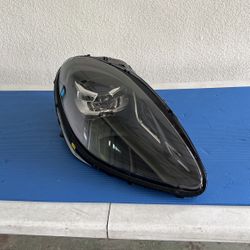 2019-2021 Porsche Macan Headlight RH Right Passenger Side LED OEM 95B.941.080BD Never Use