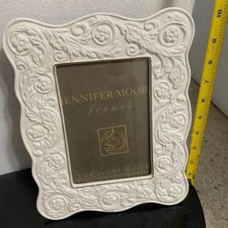 PORTA RETRATO ANTIGUO DE PORCELANA A RRLIEVE