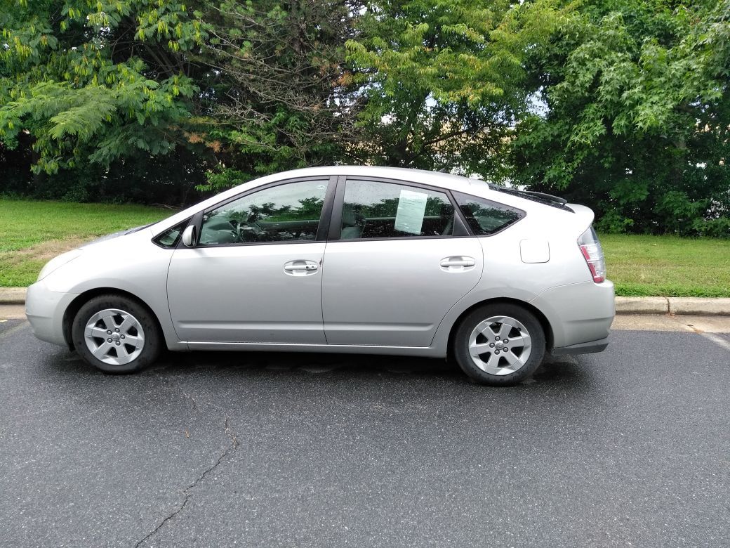 2005 toyota prius hybrid. Good inspection. Heat AC. Runs great reliable Title in hand