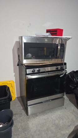 Gas range and matching microwave