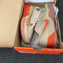 New Nike zoom vapor 11 HC tennis shoes size 8 asking $100 thanks   2 pair nike tennis shoes black ones size 9 / other size 7y new asking $50 each 