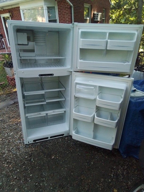 GE Refrigerator  For Sale