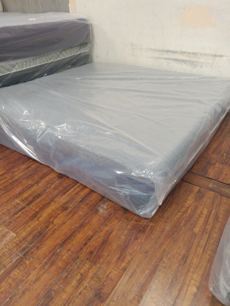 💤❄️💤❄️ $249 Eastern King Memory Foam Mattress Available $249 💤❄️💤❄️