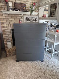 ✨✨BEAUTIFUL GRAY BIG AND SOLID 5 DRAWER DRESSER✨✨