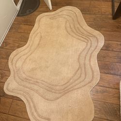 Irregular rug 4x6 (As Is)