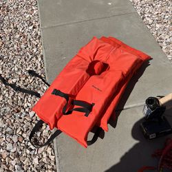 3 LIFE VESTS IN EXCELLENT CONDITION, WATER SKI HANDLE WITH TOW ROPE AND MISCELLANEOUS BOAT PARTS FOR PROPELLER,  