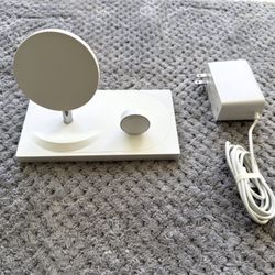 White Belkin BoostCharge 3-in-1 Wireless Charger Special Edition (Apple)