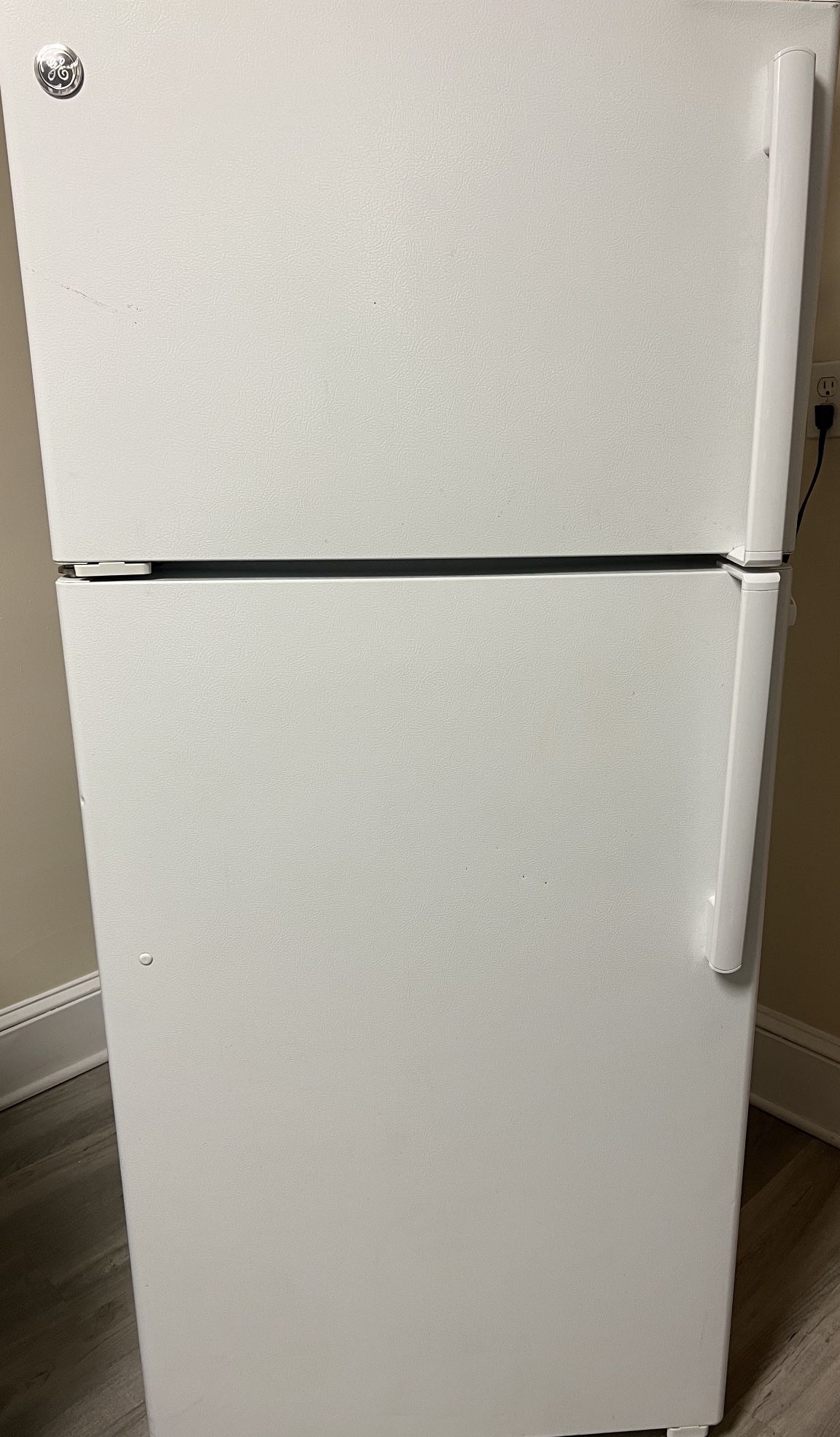 Like New GE Refrigerator (Fridge)
