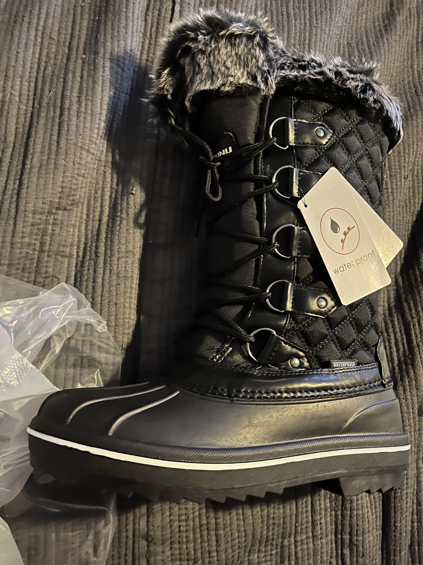 New Size 8 Women’s Snow Boot