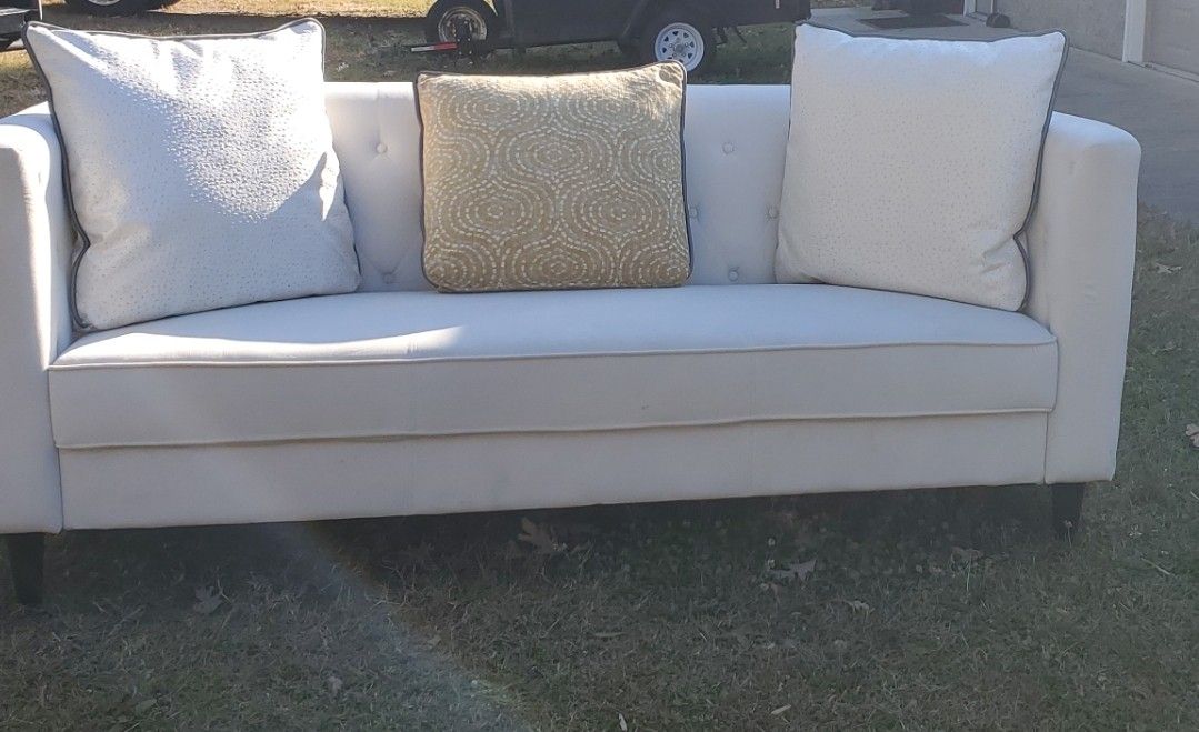 WHITE COUCH IN EXCELLENT CONDITION