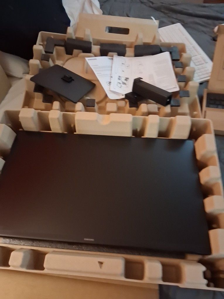 New Samsung 24 Inch Monitor With Wireless Key Board And Mouse