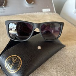 Ray-Ban Sunglasses No Scratch On The Lens $40