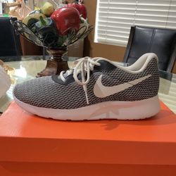 Man’s Nikes Tennis Shoes 