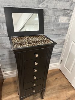 Jewelry cabinet