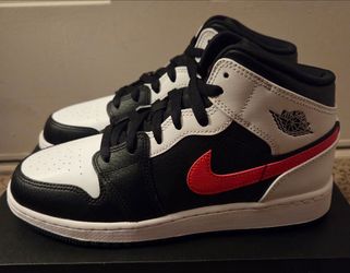 Air Jordan 1 Mid (GS) Size: 6Y / 7.5W