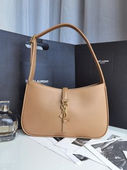 Lady's shoulder bag