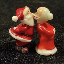Vintage 1.25” Santa and Mrs Claus Kissing Dollhouse Christmas Miniature Figures