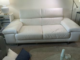 Nutuzzi loveseat in excellent conditions