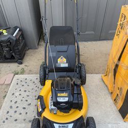 DEWALT 21 in. 163cc Briggs and Stratton 725Exi Engine Rear Wheel Drive 3-in-1 Gas Self Propelled Walk Behind Lawn Mower used  Good condition
