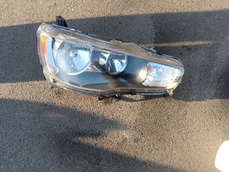 2008-2017 Mitsubishi Lancer Headlight ( Right Side) With Light Bulbs And Accessories Oem.