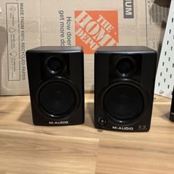 Pair M-Audio Studiophile AV 40 active desktop monitor speakers