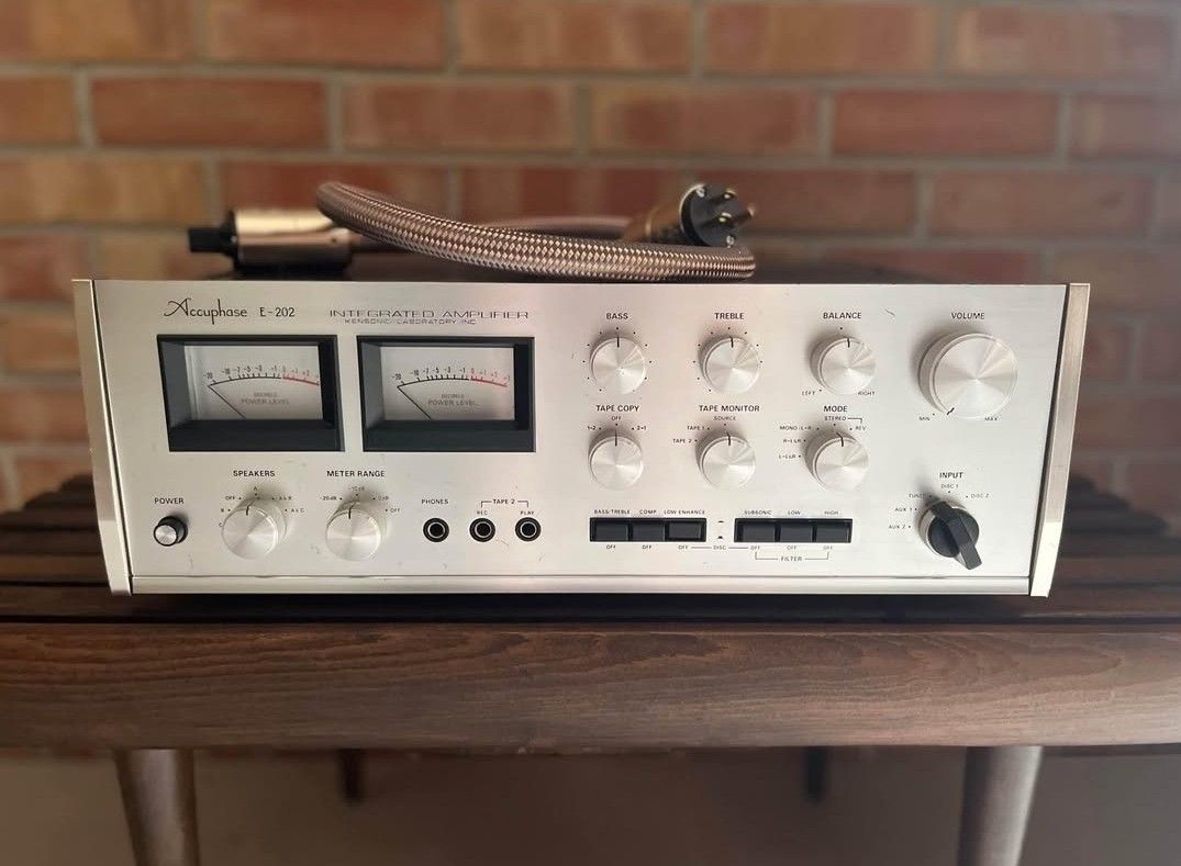Accupnase E-202 Integrated
Amplifier