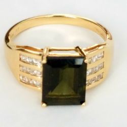 10K YELLOW GOLD RING, WITH BIG SMOKY QUARTZ STONE AND 18 DIAMOND SIZE 8