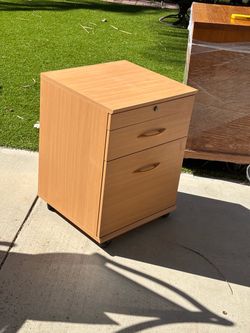 File cabinet wood 3 drawer on wheels
