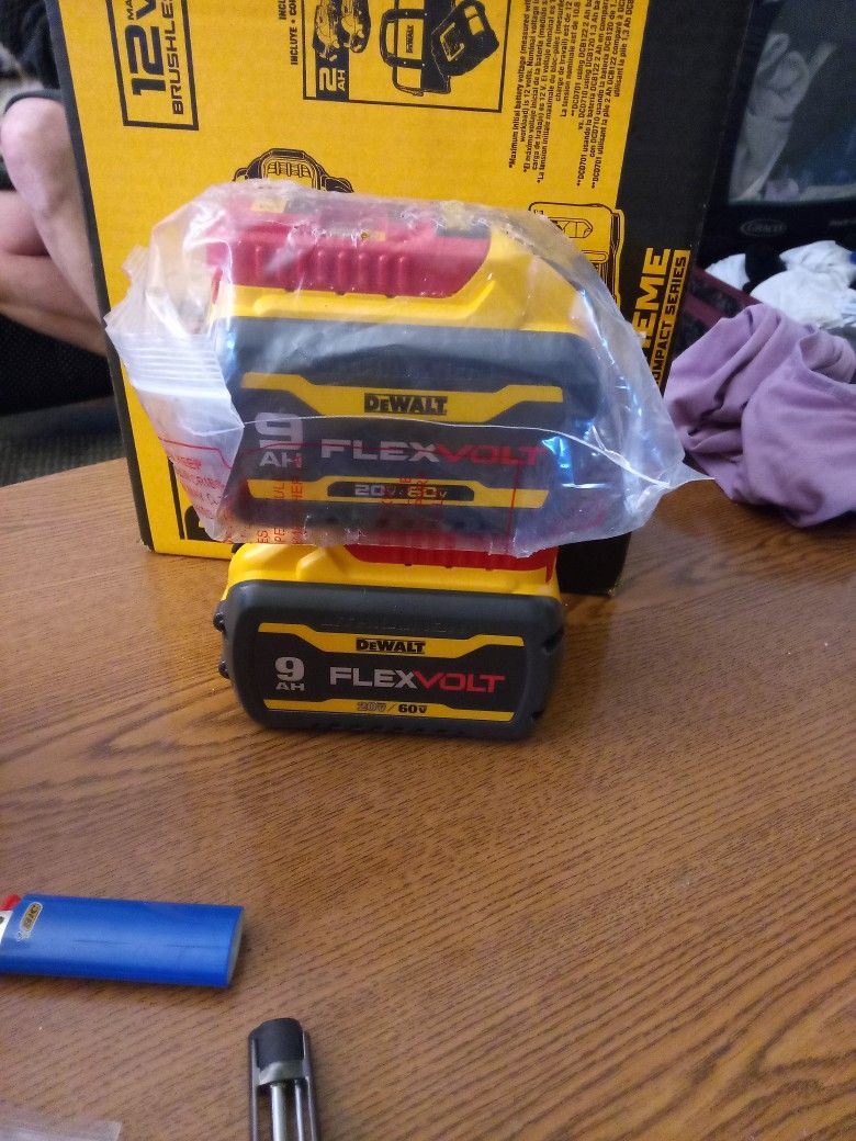 2 DeWalt Flex Volt 60V 9 Ah Batteries 100$ EACH