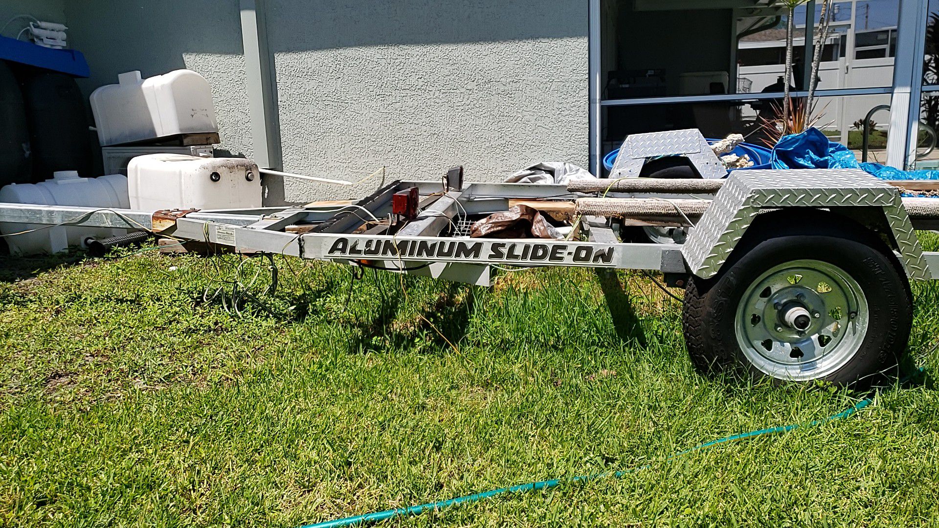 Aluminum trailer Holds up to 16' boat.