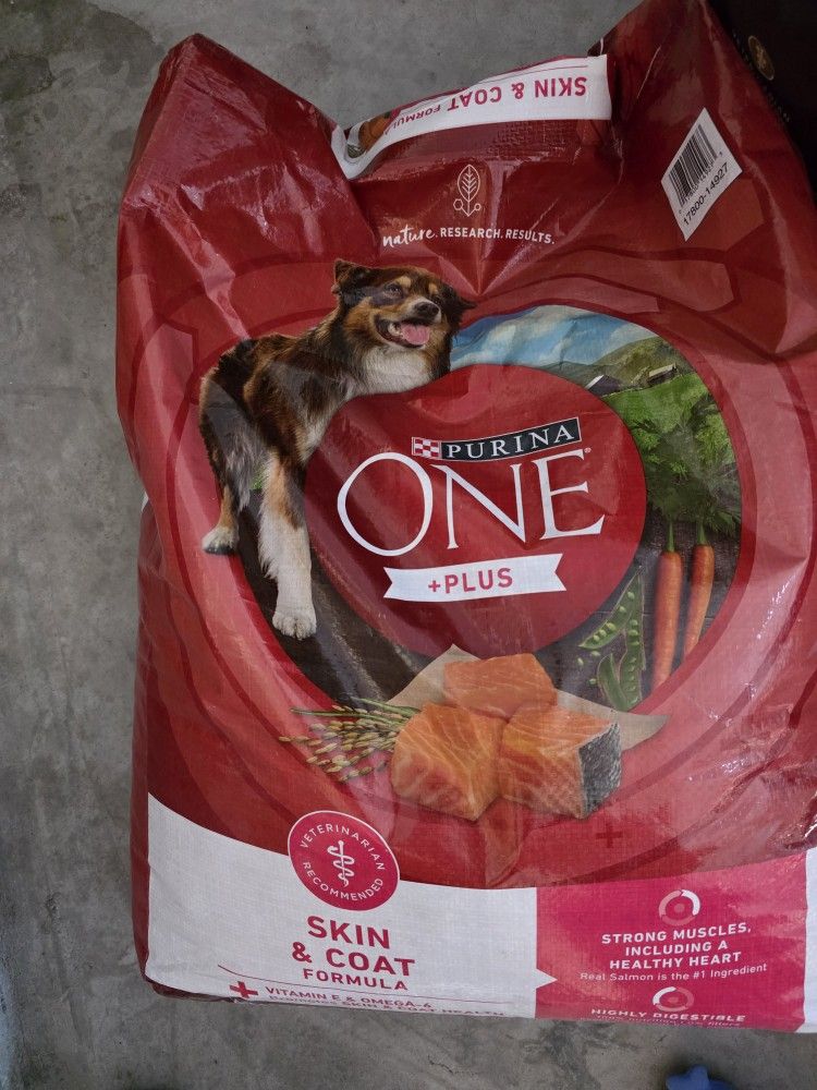Purina one +plus skin and coat 31.1 Lb new Dog food plus free food and snacks