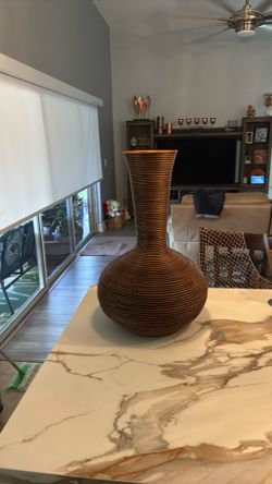 Light weight floor vase