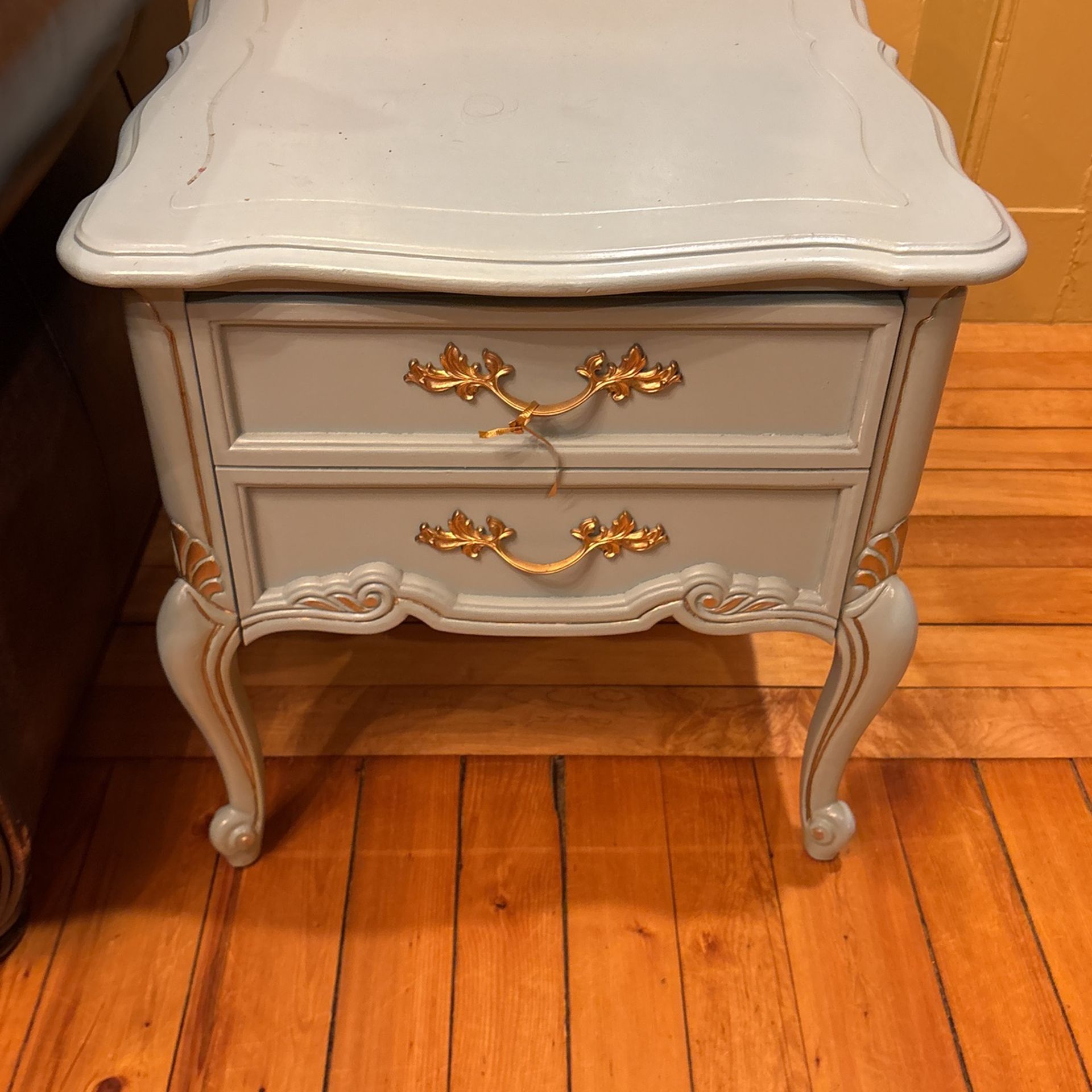 2 Night Stands With Gold Trim 