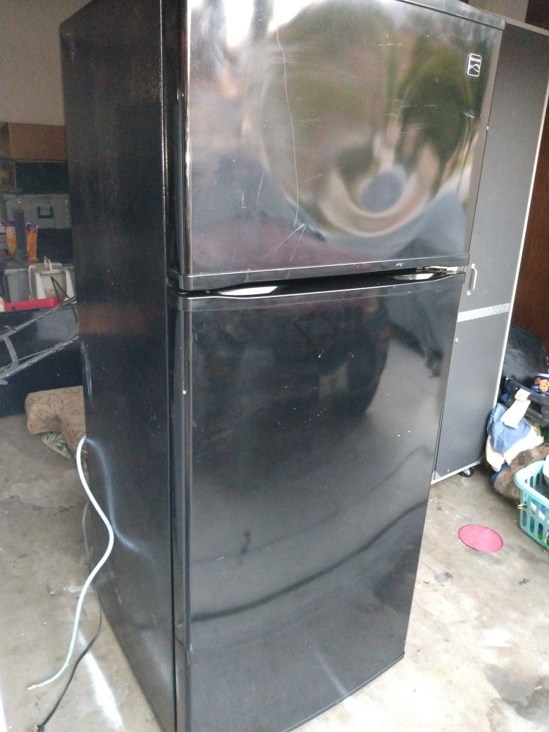 Black Fridge Whit Ice Maker