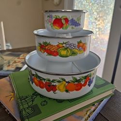 Vintage enamel bowl set (3)
Nesting sizes