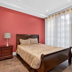 Queen Sleigh Bed – Solid Wood – Excellent Condition