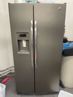 GE Adora Side-by-Side Refrigerator DSE25JMHECES