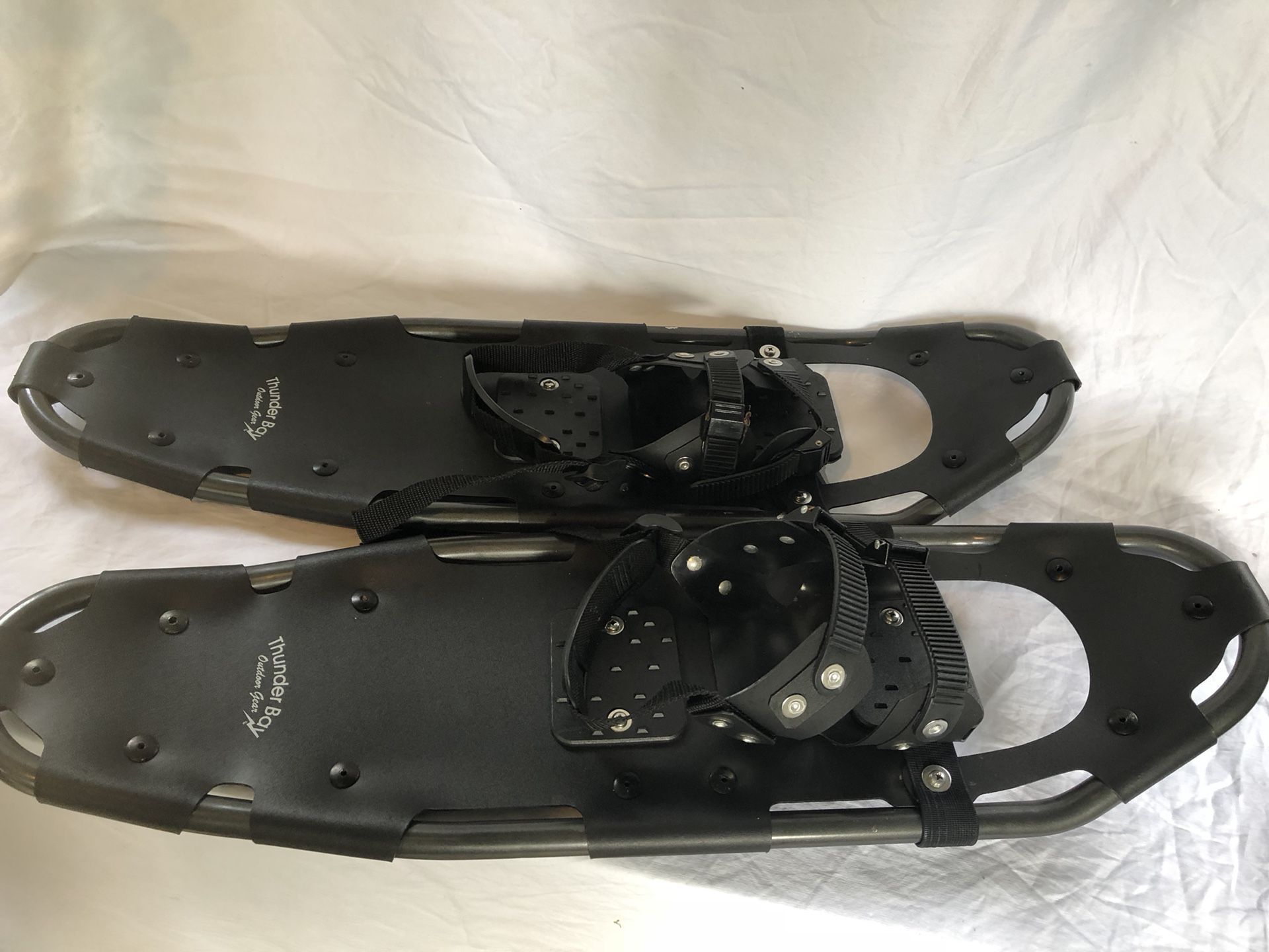 2 Thunder Bay 28” 71cm Snow Shoes Black 2 Sets Poles & 2 Carrying Case Bags Used
