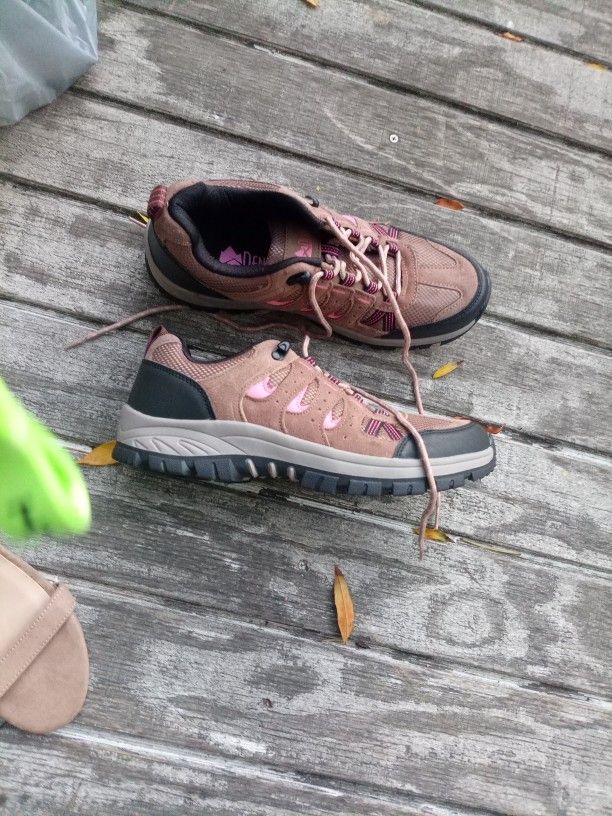Men Or Ladies Shoes. Size 9
