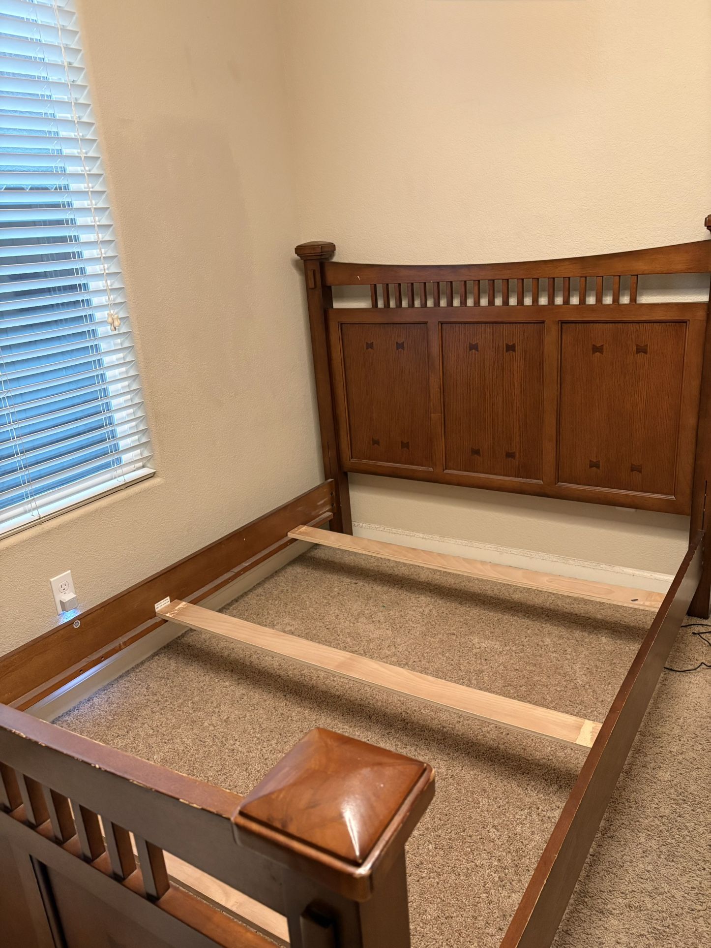 Wood Bed Frame (Size Full) +matress +box Spring