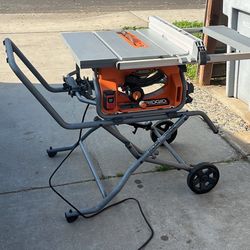 10” RIGED FOLDABLE TABLE SAW $250 BECAUSE HAS A BROKEN PIECE ON THE FANCE. 