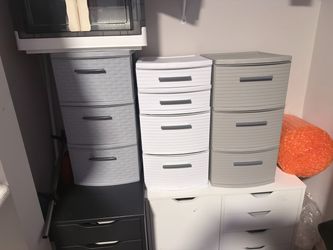 Set of plastic drawer storage units in great condition